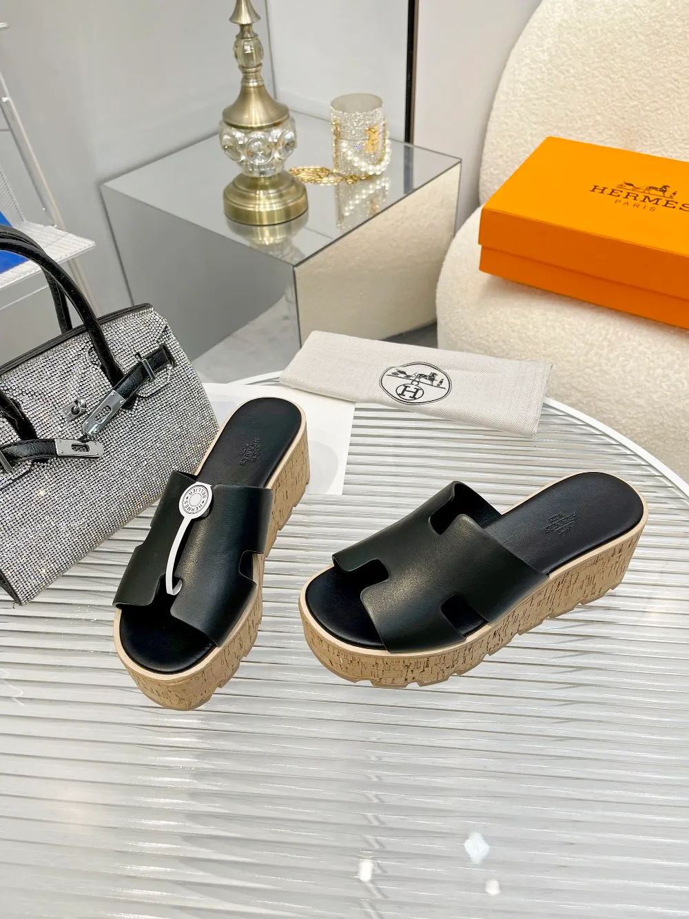 👟👟Ex-factory price 540👟👟 High version of the 2024 spring and summer new HERMES Hermès counter new style. The wedge-heeled Erjiu sandals and slippers, which have been extremely popular recently, are paired with various colorful socks. They are very trendy. Upper: cowhide. Outsole: technological imitation wood sole. Heel height: about 7cm. Size: Female 35-41 (40/41 non-refundable and non-exchangeable)